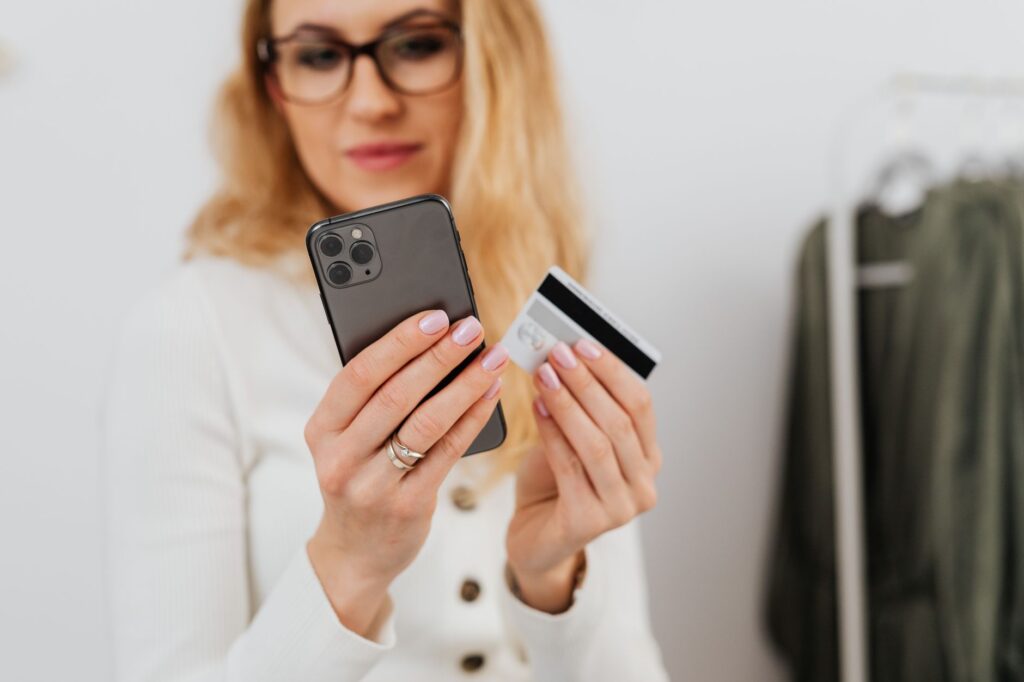 How does mobile commerce change the shopping experience? — The Dawn of Instant Gratification: How Mobile Commerce Shopping Experience Reshapes Retail